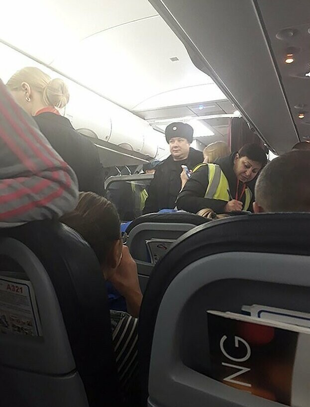 Самолет экстренно сел в Волгограде из-за таинственной болезни, поразившей пассажиров