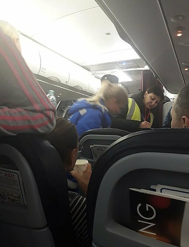 Самолет экстренно сел в Волгограде из-за таинственной болезни, поразившей пассажиров