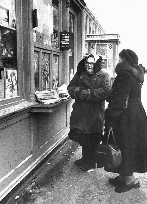 Газетный киоск возле станции метро «Библиотека имени Ленина» (Боровицкая), 1959 год.