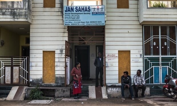 Рабочие у офиса адвокатской группы Jan Sahas в Девасе. Фотография: Ребекка Конвей
