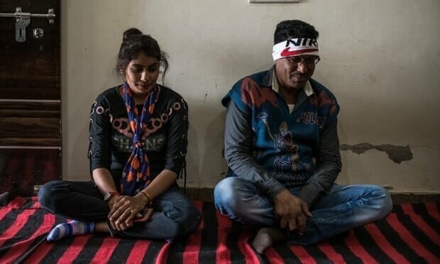 Балрам Чаухан (справа) из касты Баккара оградил своих пятерых дочерей от секс-работы. Фотография: Ребекка Конвей