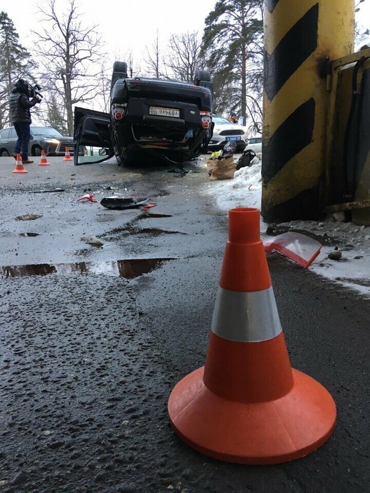 С третьего этажа паркинга в Одинцово упал внедорожник