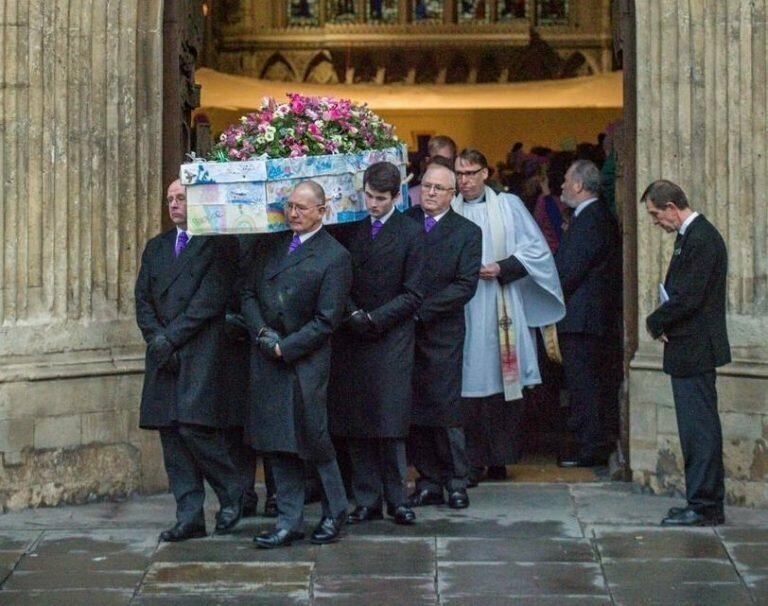 Директора британской школы похоронили в гробу, обклеенном рисунками учеников