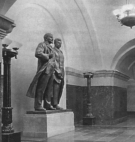 Успехи Путина и Сталина сравнили в московском метро