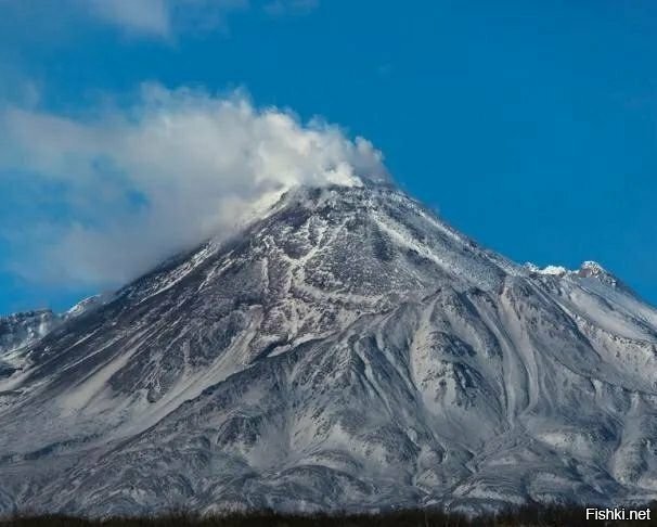 На Камчатке началось извержение вулкана Безымянный, который больше года не пр...