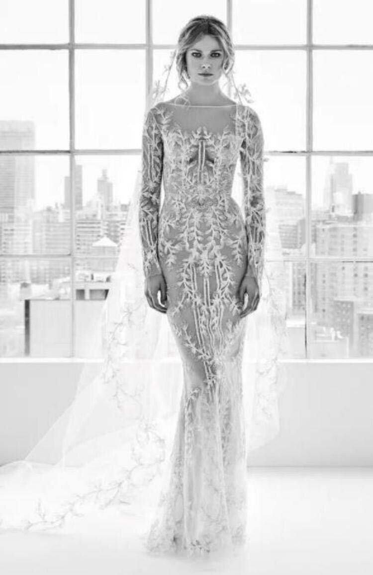 Это платье от ливанского модельера Зухаира Мурада (Zuhair Murad) способно великолепно подчеркнуть утончённую фигуру невесты