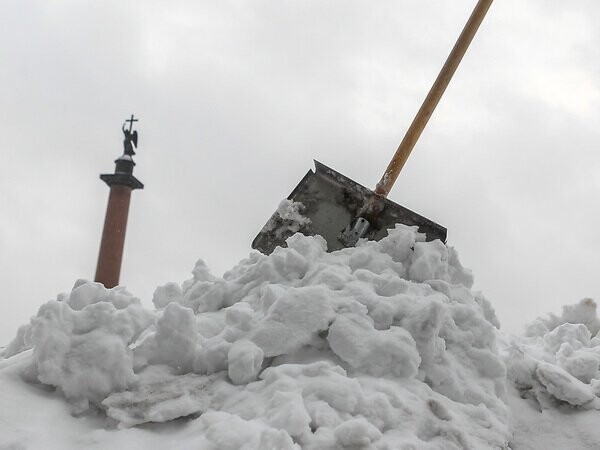 Новая услуга: на время снегопадов петербуржцам предлагают сопровождение с лопатой