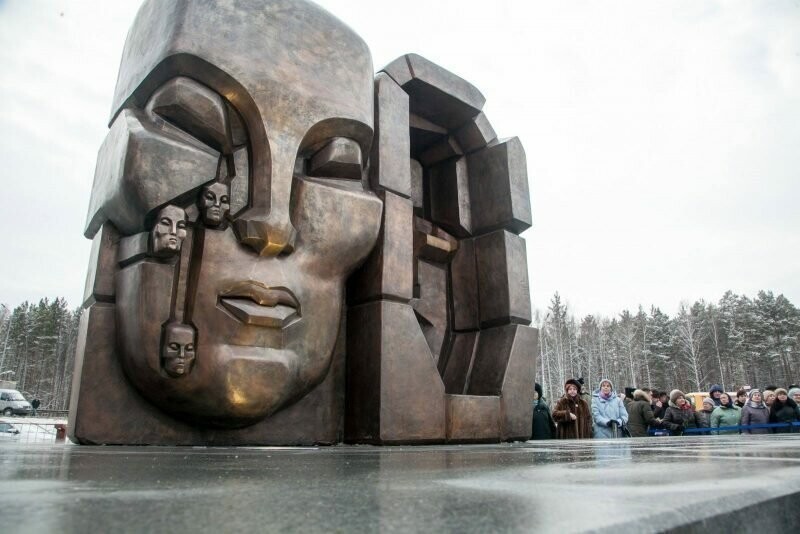 Монумент «Маски скорби» на 12 км Московского тракта