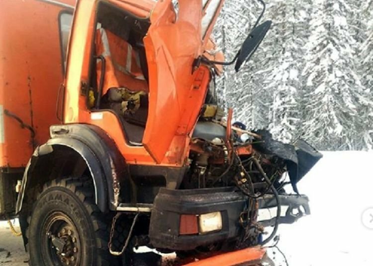 В Усть-Илимске водитель вахтового автобуса погиб при столкновении с лесовозом