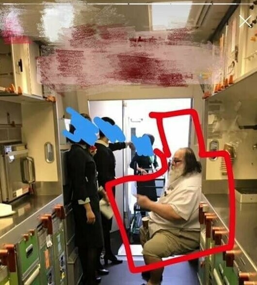 Стюардессе пришлось подтирать грузного пассажира в туалете