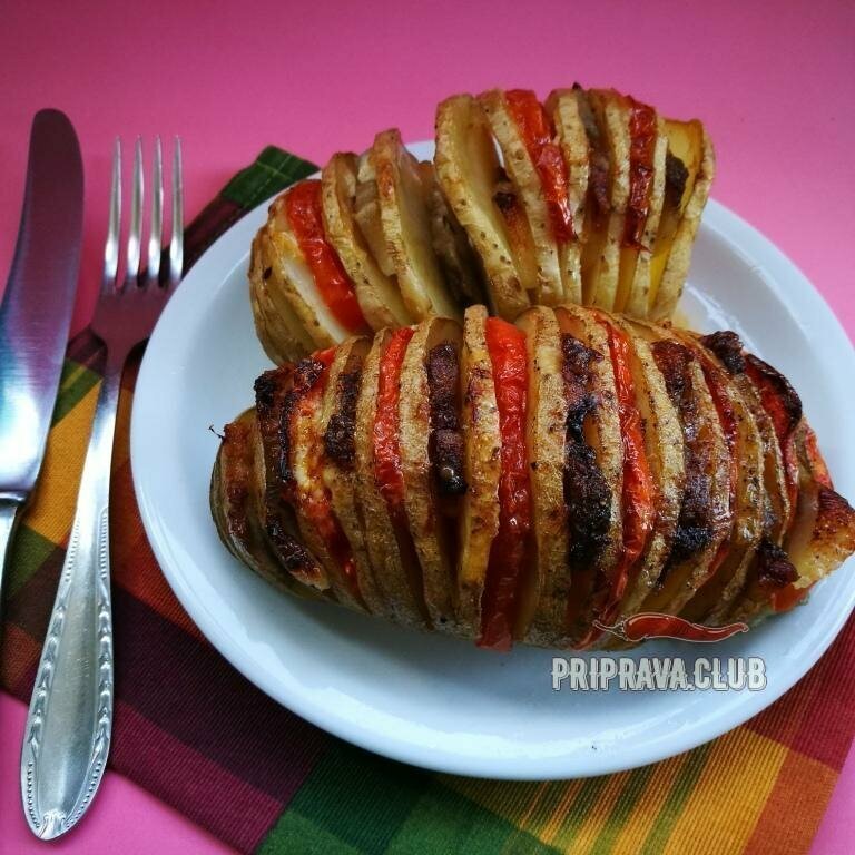 Картошка-гармошка с беконом и томатами