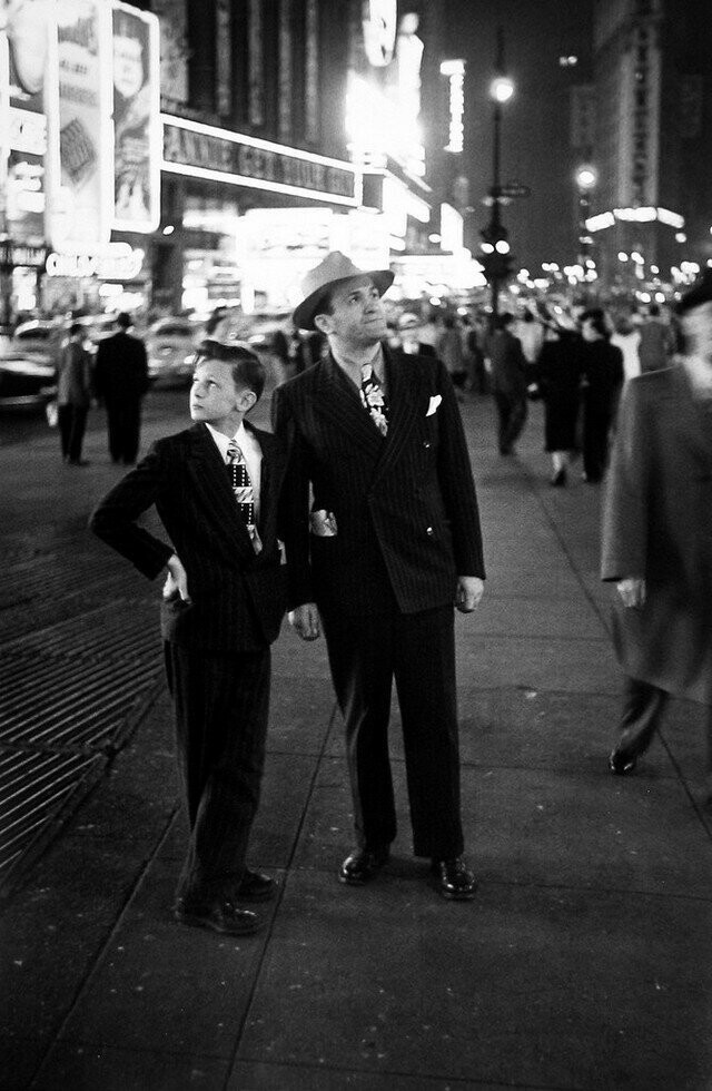 Отец и сын, Таймс-сквер, Нью-Йорк, 1947.