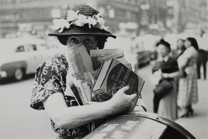 Женщина, читающая Фрейда, 1947.