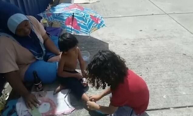 Ребенок подарил свою обувь и носки бездомному мальчику на улице в Малайзии