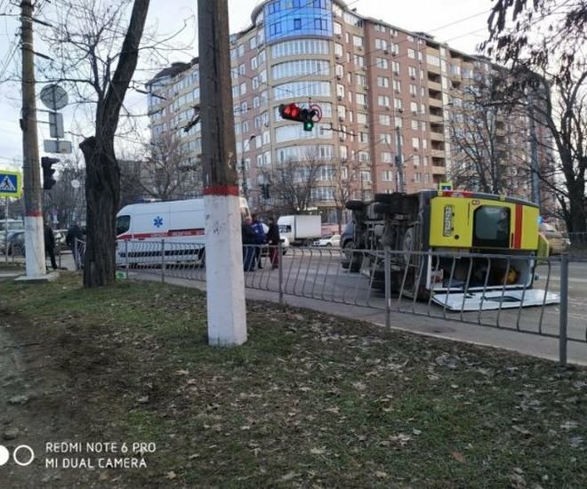 Авария дня. В Симферополе произошло ДТП с участием скорой помощи