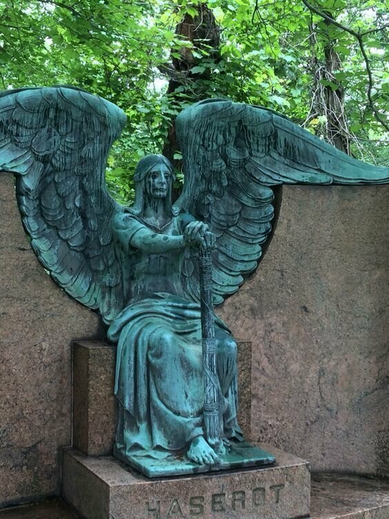 Плачущий ангел» на могиле американского бизнесмена Фрэнсиса Хэсерота Одной из главных достопримечательностей американского города Кливленд, штат Огайо