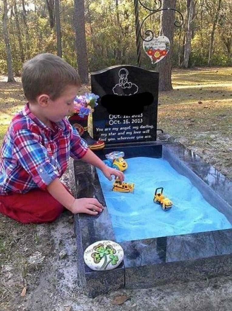 А это мама похоронила своего новорожденногго сына, а для того чтобы братик помнил о младшем, сделала ему в могилке песочницу, где старший теперь играет с машинками