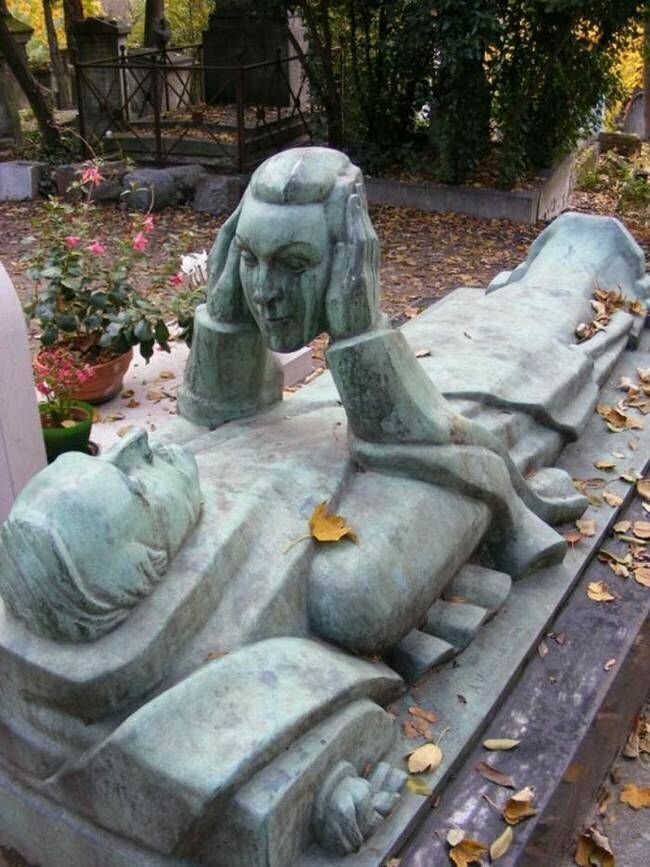 Пугающее надгробие  Фернана Арбелота, который был музыкантом и актёром