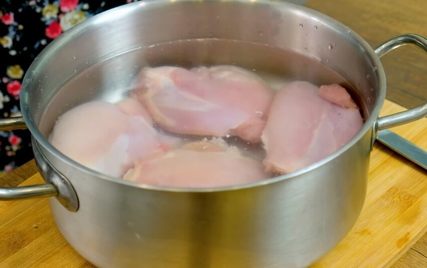 Сколько варить курицу после закипания воды. Суп из куриных бедрышек. Суп из куриного бедра. Куриный суп в кастрюле. Суп с бедрами курицы.