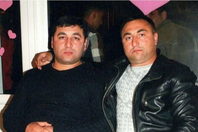 Двое азербайджанцев, рискуя жизнью, спасли семью из горящего авто