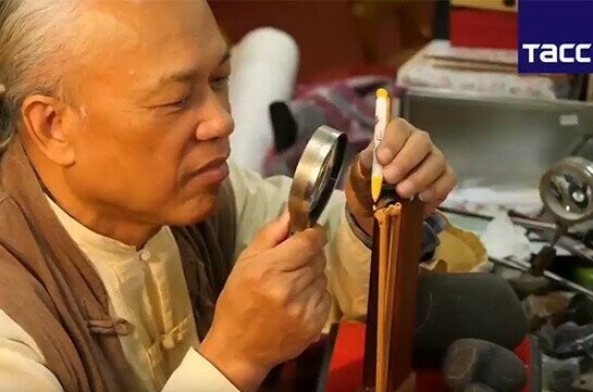 Тайваньский мастер создал трех поросят на рисовом зернышке