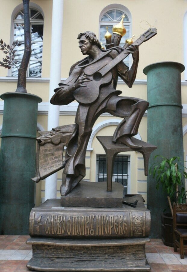 Памятник Владимиру Высоцкому в атриуме Галереи искусств Зураба Церетели. Москва 