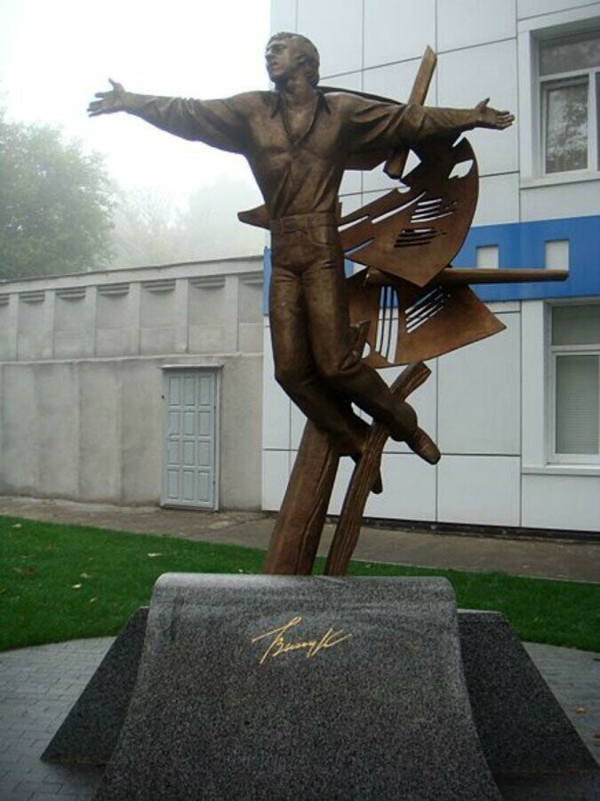 Памятник Владимиру Высоцкому в Одессе на Французском бульваре у здания киностудии