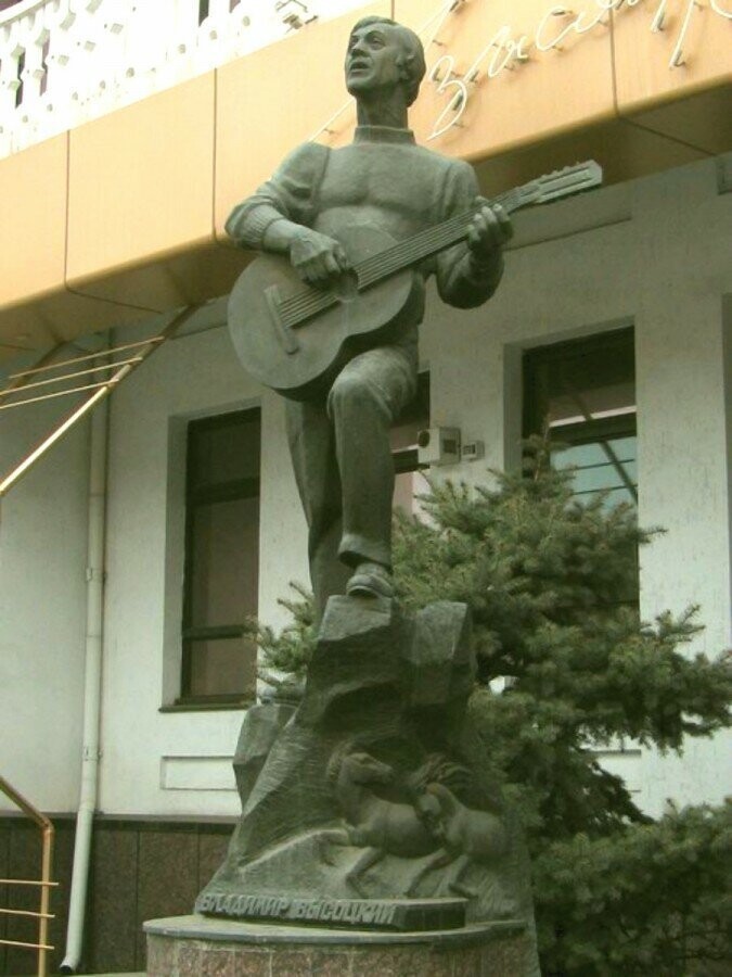 Памятник Владимиру Высоцкому в Мелитополе 