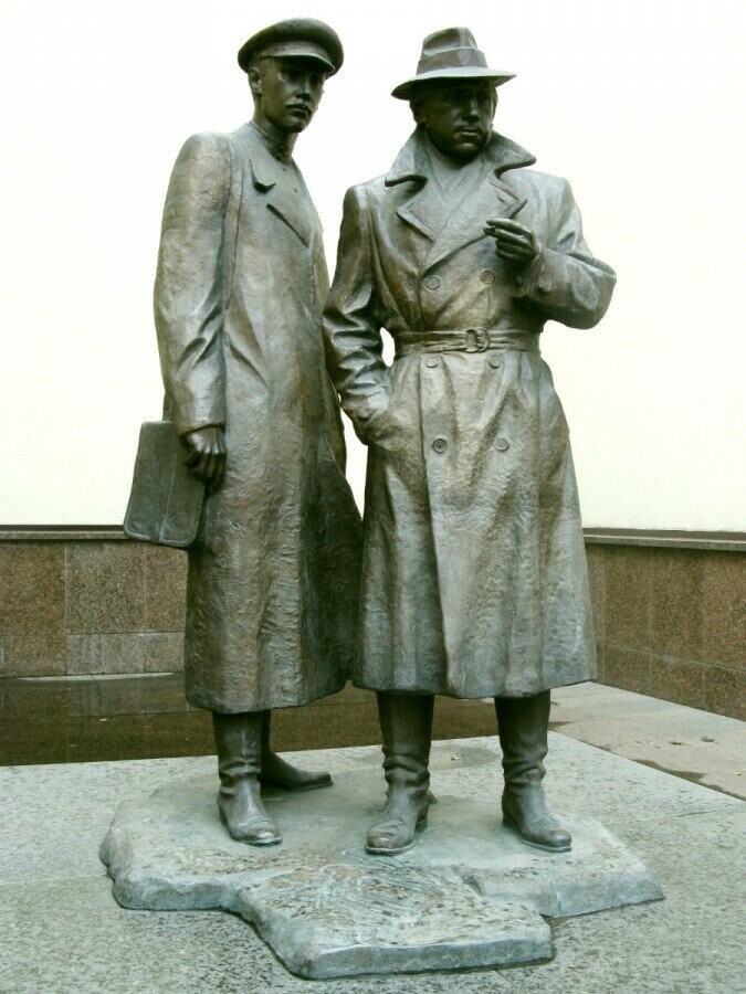 Памятник персонажам «Место встречи изменить нельзя» в Киеве 