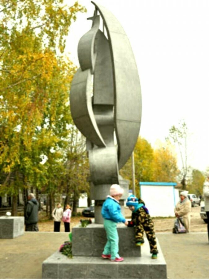 Памятник Владимиру Высоцкому в селе Моряковский затон Томской области 