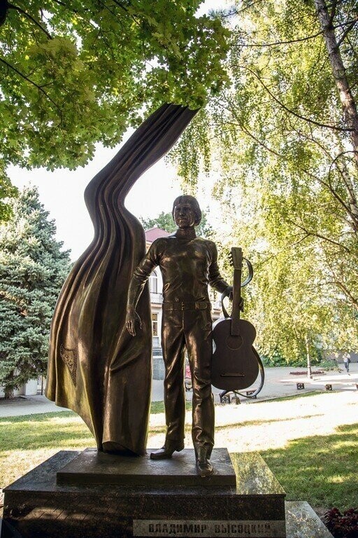 Памятник Владимиру Высоцкому в Ростове-на-Дону