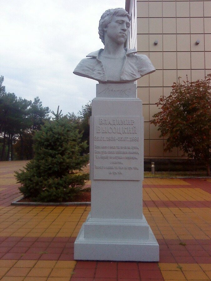 Памятник Владимиру Высоцкому на набережной в Геленджике