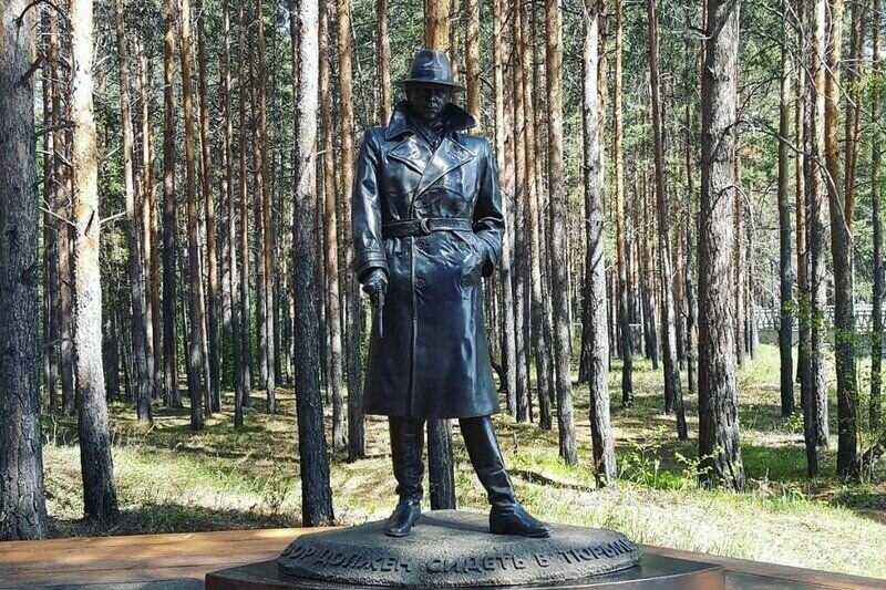 Памятник Глебу Жеглову "Вор должен сидеть в тюрьме" г. Ангарск 