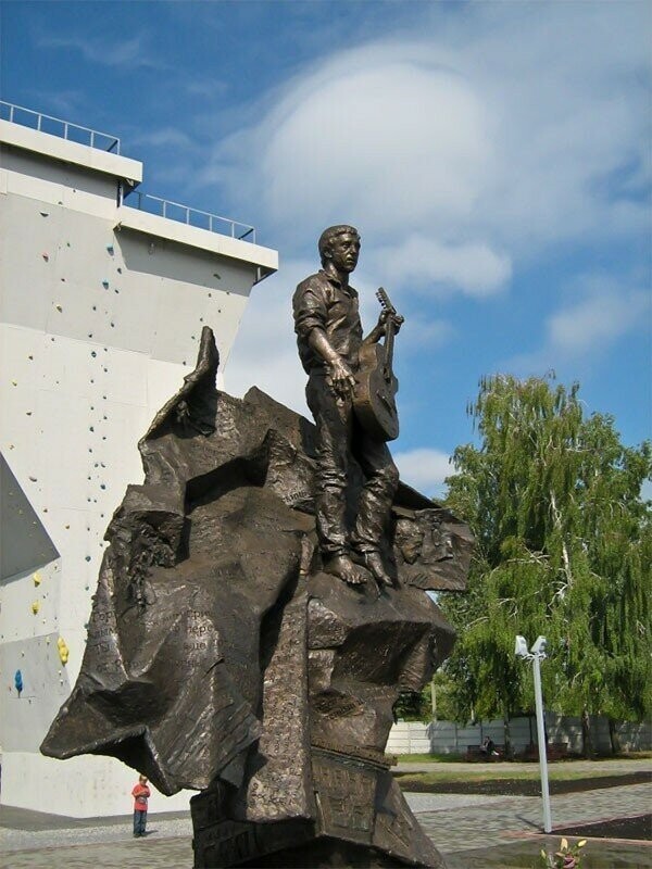 Памятник Владимиру Высоцкому возле Дворца спорта в Харькове 