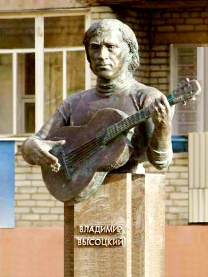 Памятник Владимиру Высоцкому в г.Новогрудок (Гродненская область, Беларусь) 