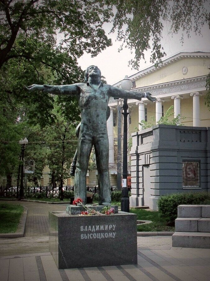 Памятник Владимиру Высоцкому у Петровских ворот в Москве 
