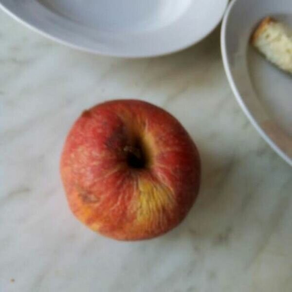 А так выглядит яблоко из той же столовой