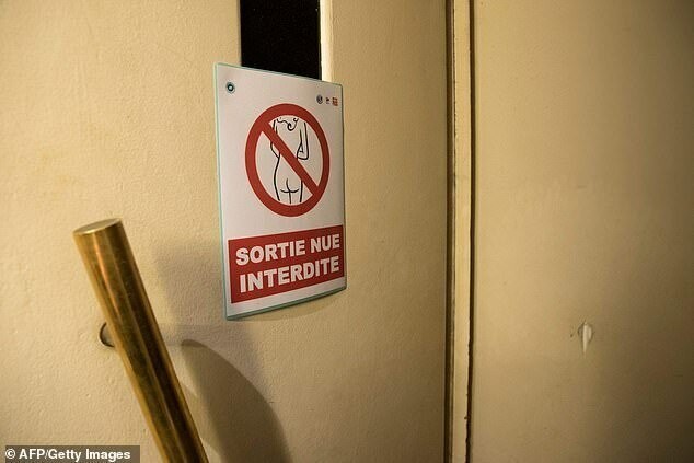 "Не выходить на улицу обнаженным" - знак в стенах театра на случай, если зрители забудут, что они без одежды