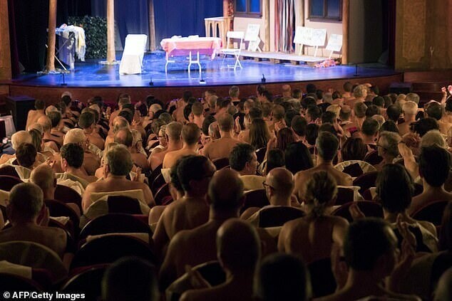 В Париже впервые показали нудистский спектакль - разделись и зрители