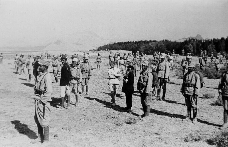 Солдаты Иранской армии перед сдачей в плен в районе города Казвин. 25.08.1941 г.
