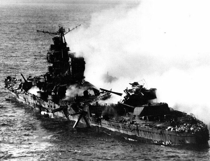 Крейсер "Микума" после налета Американской авиации. Мидуэй. 6 июля 1942 г.