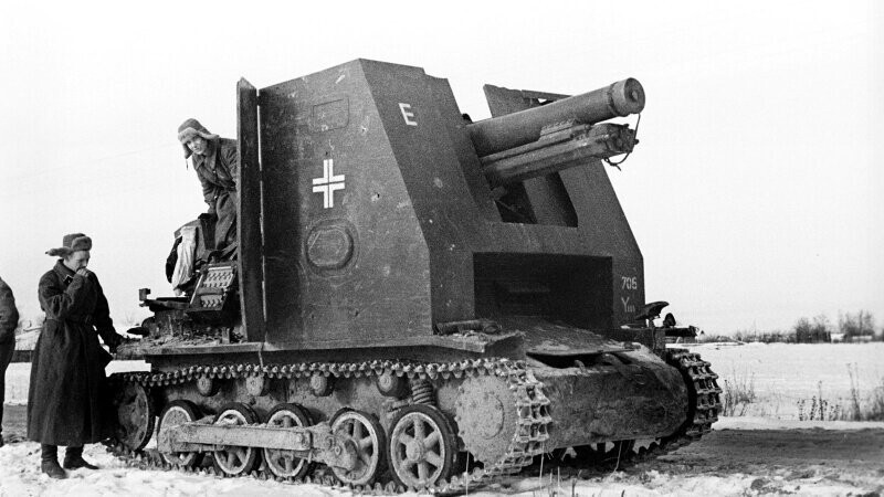 Немецкая САУ siG33(sf) захваченная Советскими солдатами в боях под Москвой