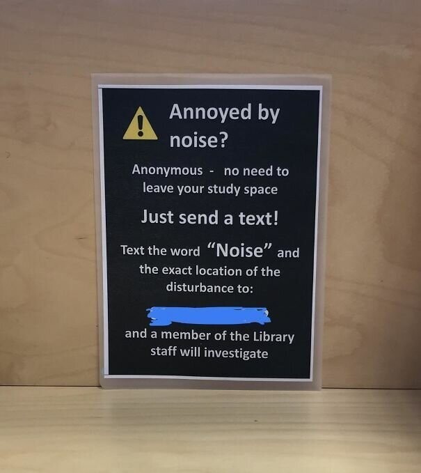 Объявление о библиотечной полиции, которая с удовольствием разберется с теми, кто шумит в зале. Просто отправьте смс на указанный номер. Анонимно