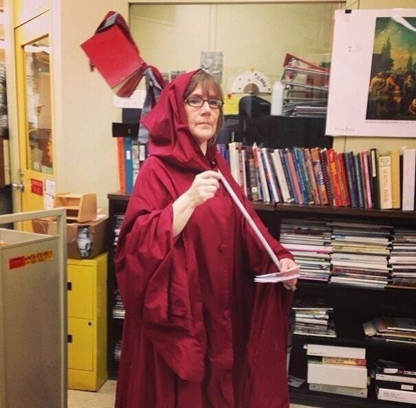 Каждый год школьный библиотекарь так одевается и идет собирать задержанные книги