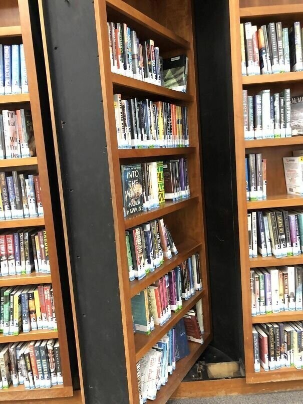 Потайной шкаф в библиотеке Государственного Университета Сан Хосе