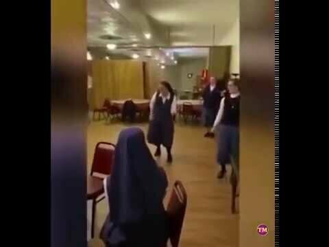 Забавние монахини в хоре Дочерей Св 