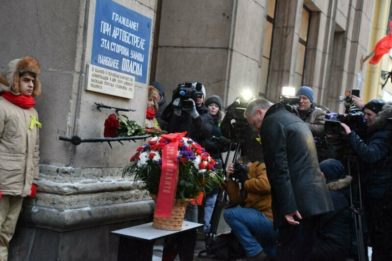«Счастье жить в любимом городе»: Александр Беглов возложил цветы у блокадной надписи в центре Питера