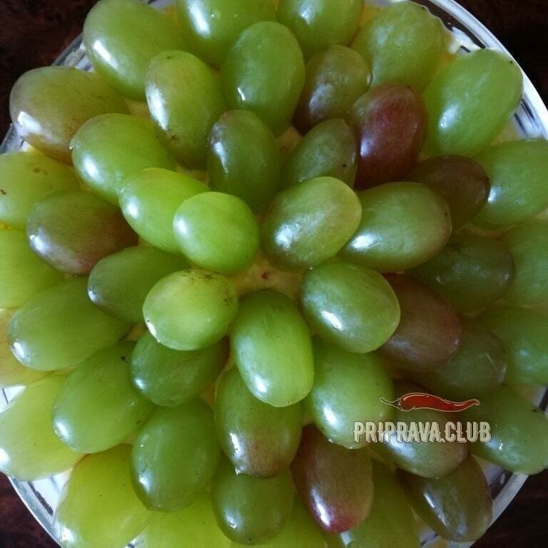 Салат «Тиффани» с виноградом