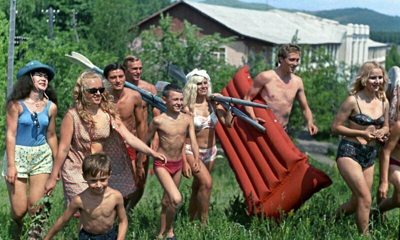 Когда на Урале плюс 30 градусов, идем к воде. Эдуард Эттингер, 1971 год.
