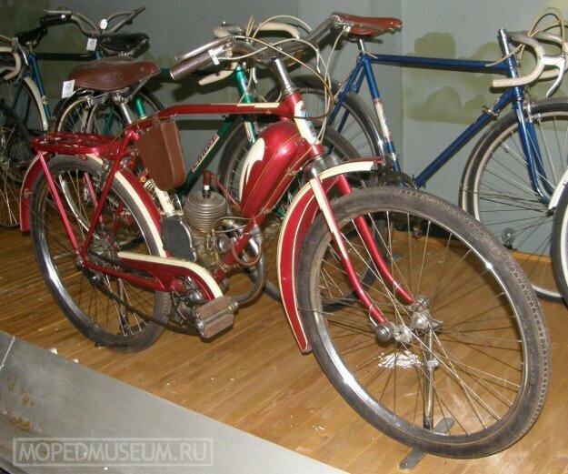В 1958 году специально под двигатель “Д-4” Харьковский велозавод начал выпускать велосипед В-901.